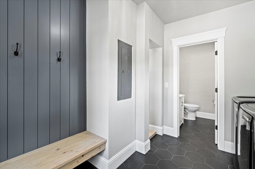 More Photos Of 2722 Central Ave, Cheyenne Light Distribution For Sale