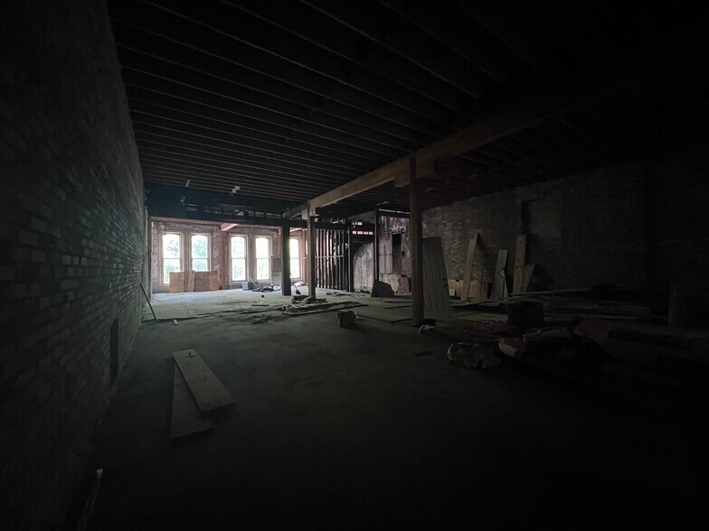 More Photos Of 103 S Court Sq, Memphis Storefront Retail Office For Sale