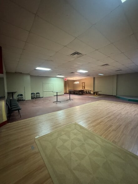 More Photos Of 3841-3845 NW 10th St, Oklahoma City Showroom For Sale