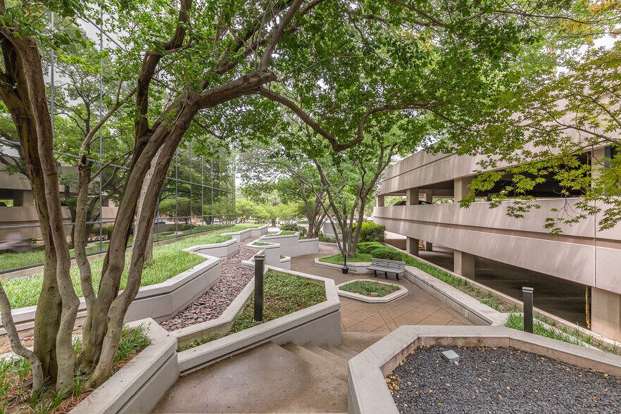 More Photos Of 2711 Lyndon B Johnson Fwy, Dallas Office For Lease