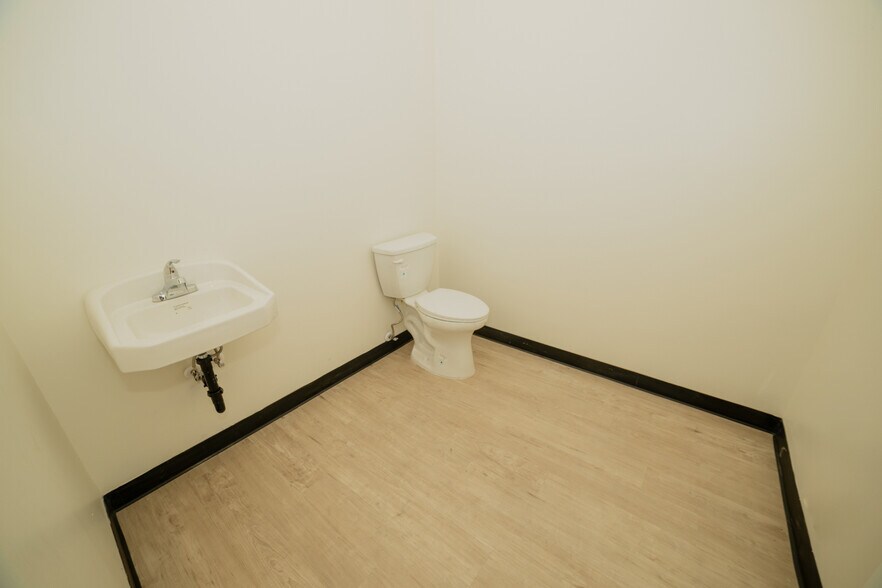 More Photos Of 15020 S Main St, Gardena Warehouse For Sale