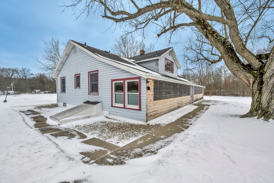 More Photos Of 4085 Herner County Line Rd, Southington Showroom For Sale