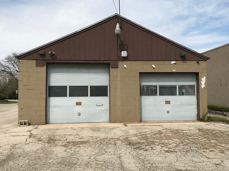 More Photos Of 705 E Park Ave, Libertyville Light Distribution For Lease