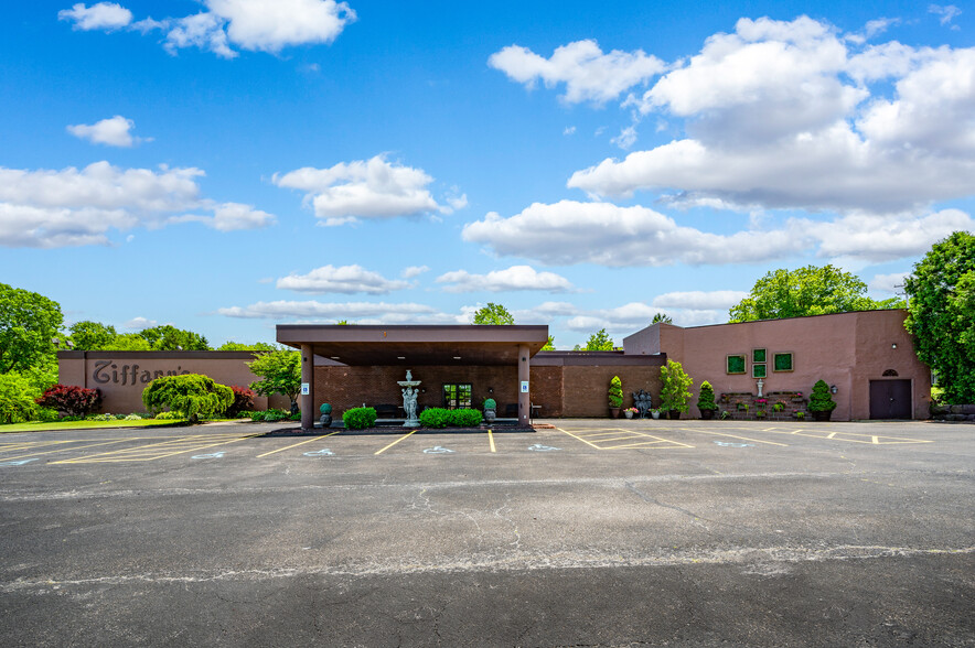 Primary Photo Of 601 Bedford Rd SE, Brookfield Restaurant For Sale