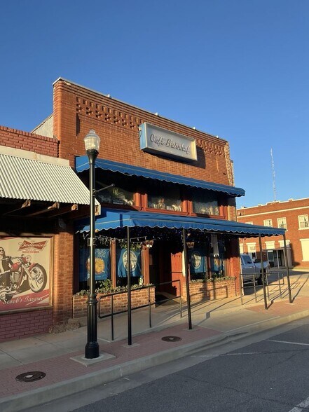 Primary Photo Of 1725 Cecil St, Waynoka General Retail For Sale