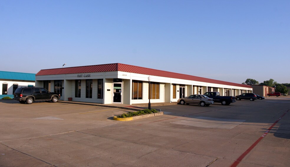More Photos Of 2205 W Division St, Arlington Light Manufacturing For Lease