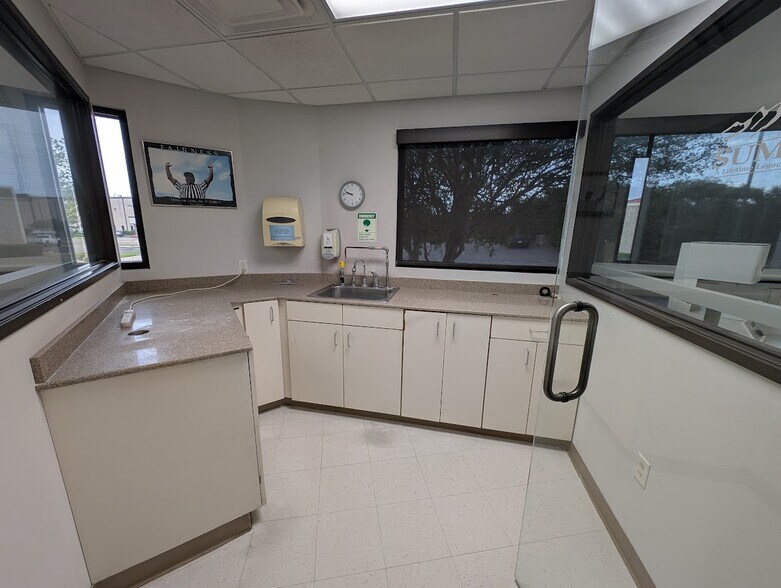More Photos Of 6900 Sanger Ave, Waco Office For Sale
