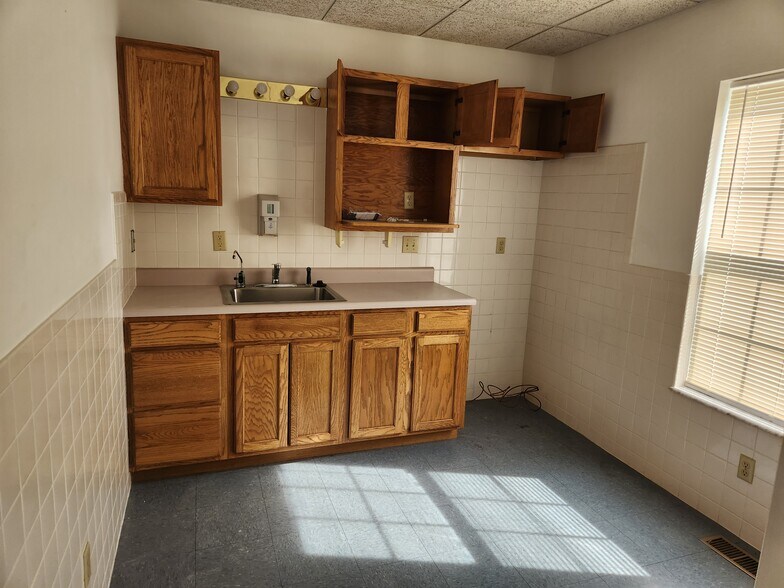 More Photos Of 5124 Warren Rd, Imperial Office For Sale