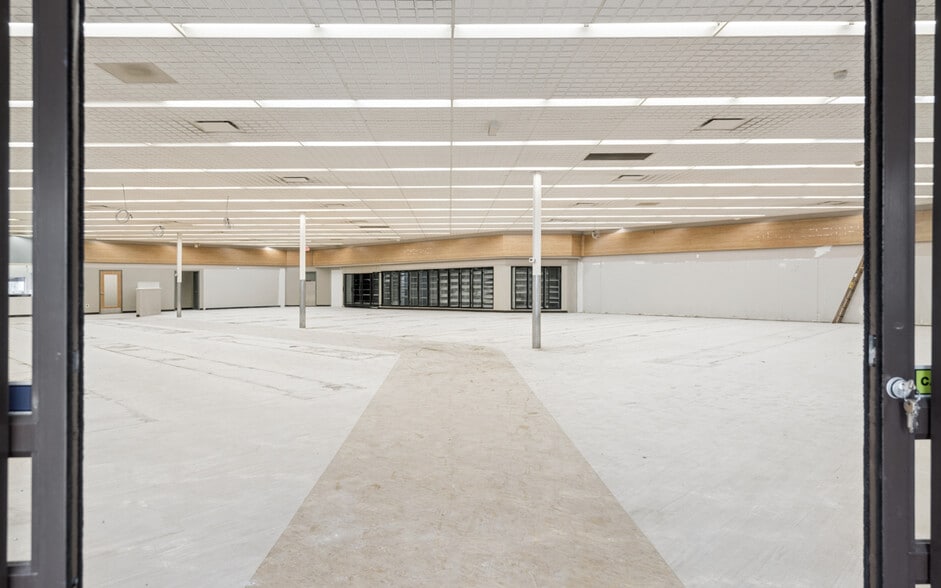 More Photos Of 210 E McMurry Blvd, Hartsville Freestanding For Lease
