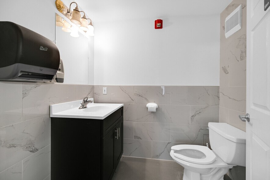 More Photos Of 170-172 Spring St, Newton Office For Sale