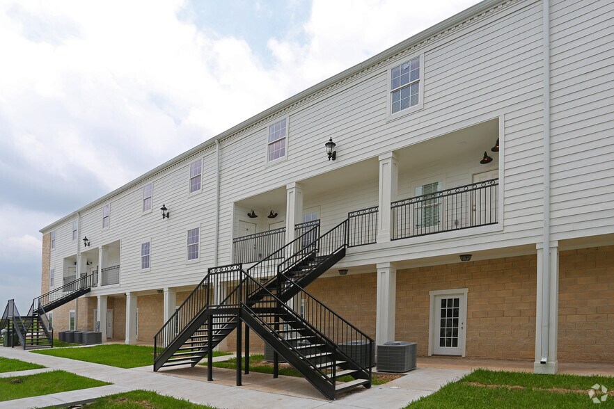 More Photos Of 680 E Ocean Blvd, Los Fresnos Apartments For Lease