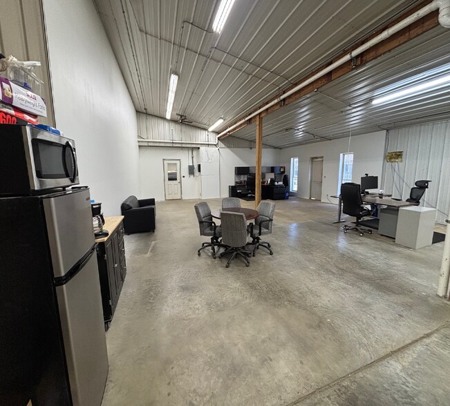 More Photos Of 7649-7655 Concord Blvd, Inver Grove Heights Warehouse For Lease