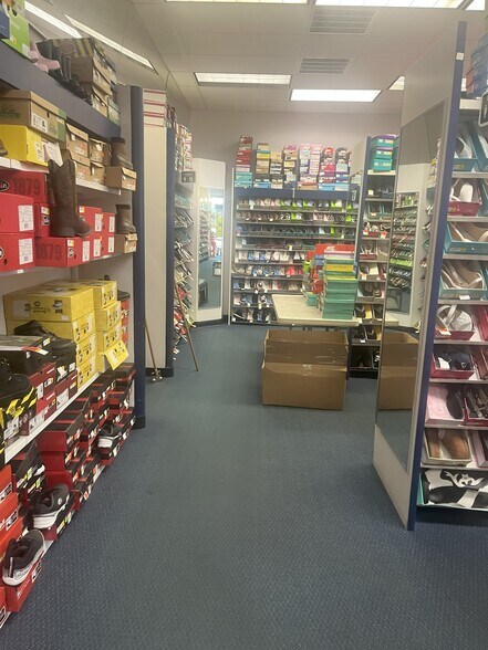 More Photos Of 631 Willow Ln, Greenville Storefront Retail Office For Lease