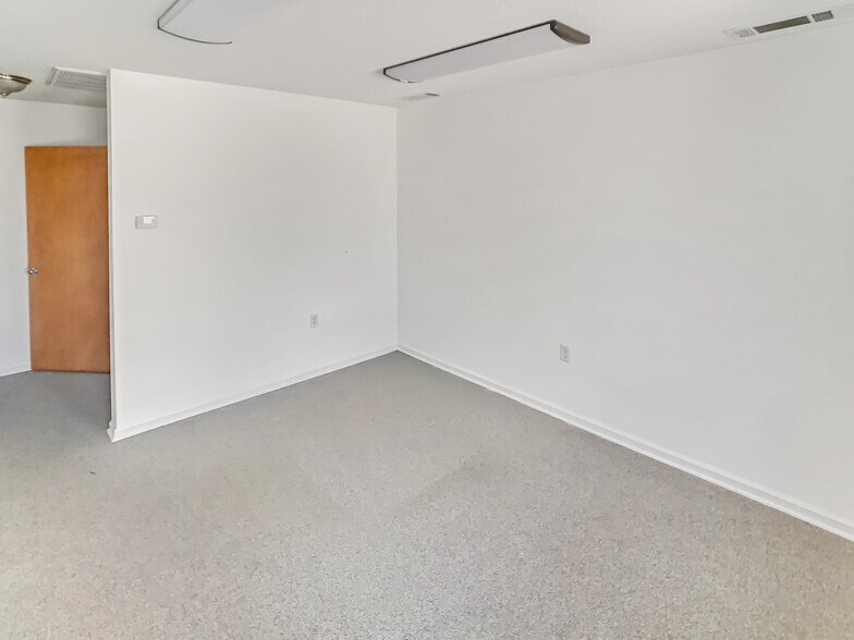 More Photos Of 1601 23rd Ave, Tuscaloosa Light Distribution For Lease