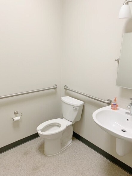 More Photos Of 5322 Primrose Lake Cir, Tampa Office For Lease