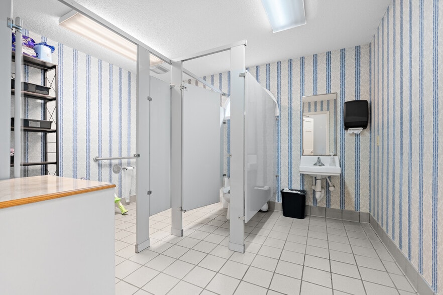 More Photos Of 1481 Dean Forest Rd, Savannah Medical For Lease