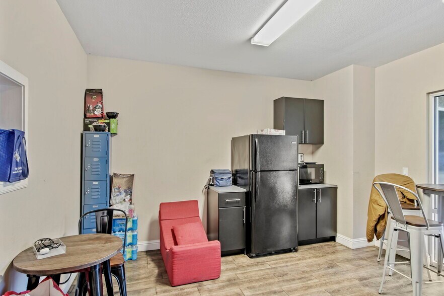 More Photos Of 2262 Maryann Dr, Turlock Manufacturing For Sale