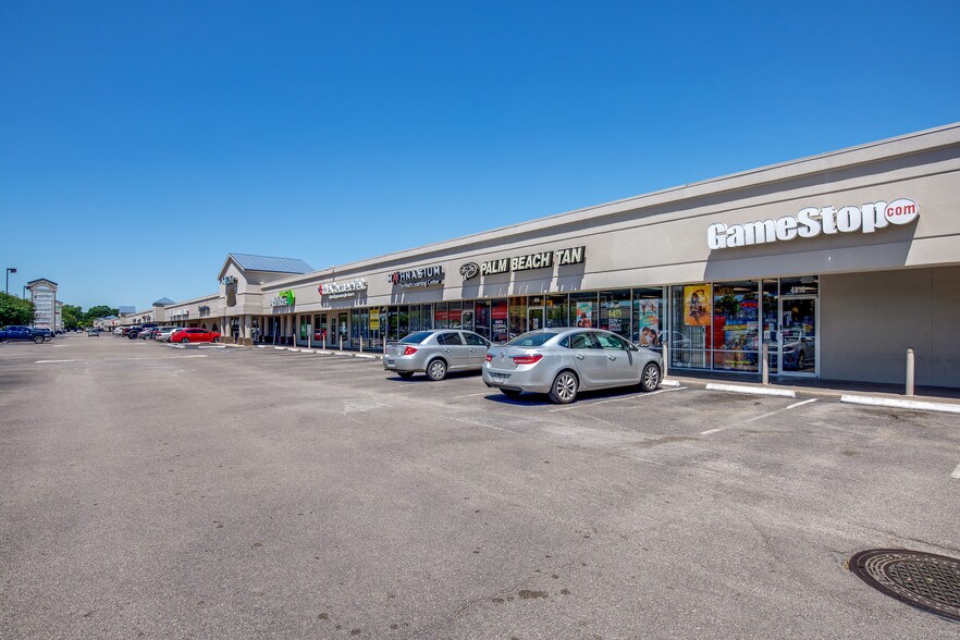 More Photos Of 4738-4938 Beechnut St, Houston Unknown For Lease