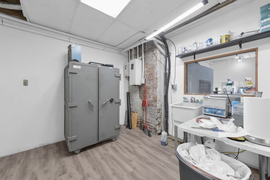 More Photos Of 726-728 N High St, Columbus Storefront Retail Residential For Lease