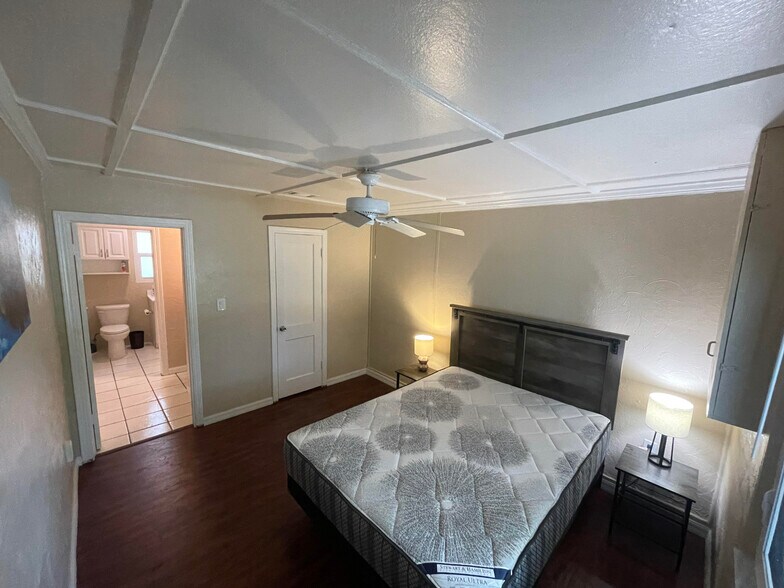 More Photos Of 1905 Oakley Ave, Fort Myers Apartments For Sale