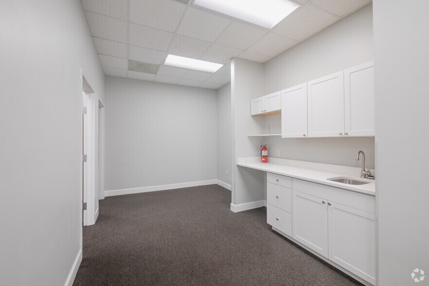 More Photos Of 735 Johnnie Dodds Blvd, Mount Pleasant Medical For Lease