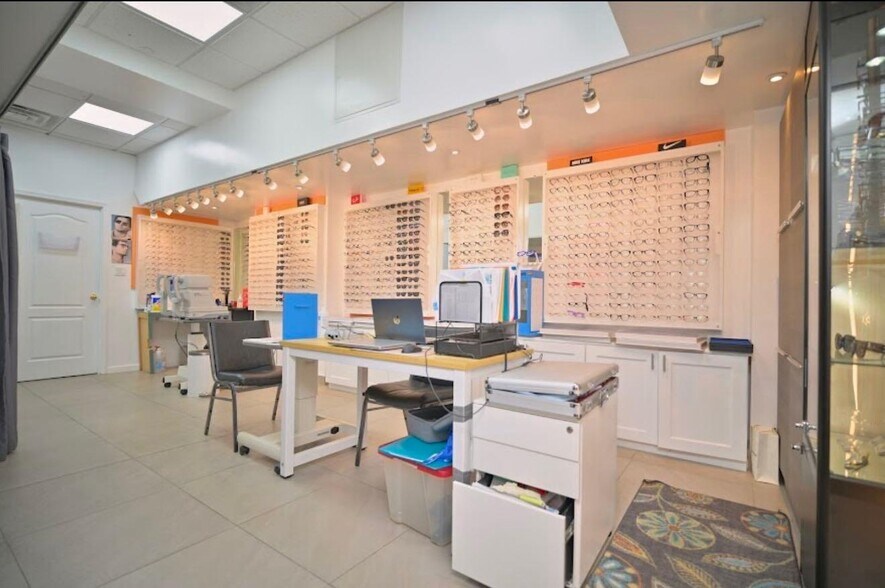 More Photos Of 13668 Roosevelt Ave, Flushing Office Residential For Lease