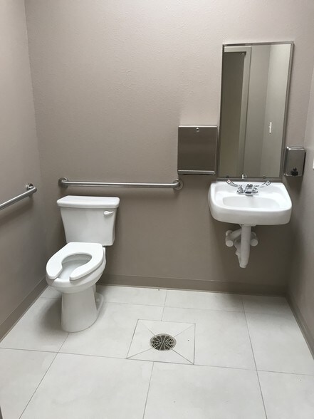 More Photos Of 4101-4179 Crosspoint Blvd, Edinburg Medical For Sale