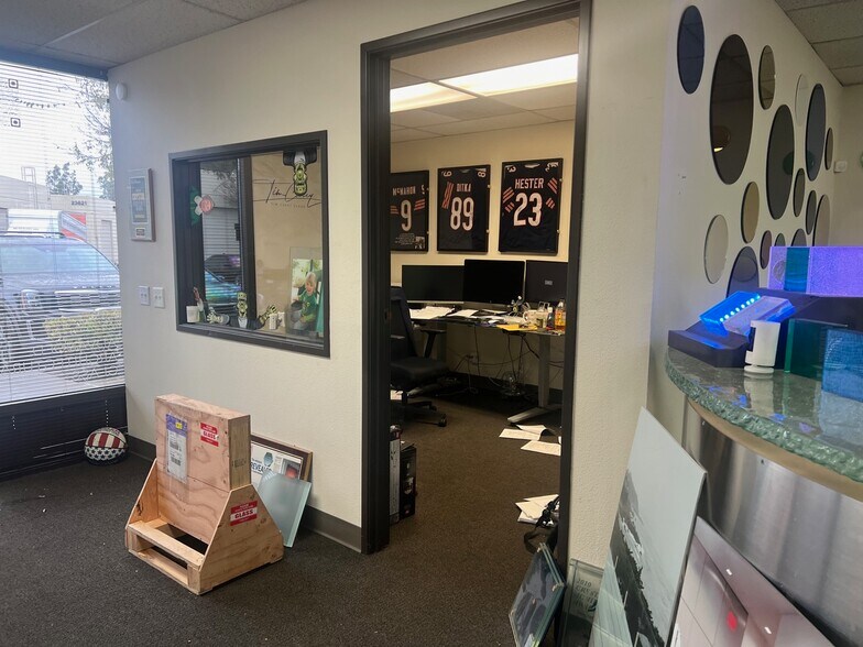 More Photos Of 23501 Ridge Route Dr, Laguna Hills Showroom For Lease