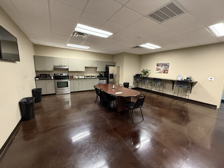 More Photos Of 710 Maple St, Birmingham Office For Sale