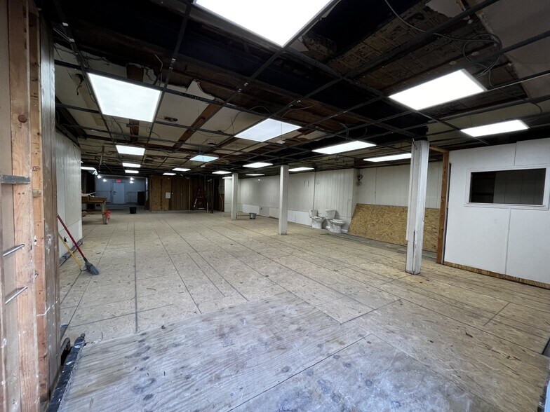 More Photos Of 2814 Middletown Rd, Bronx Storefront Retail Residential For Lease