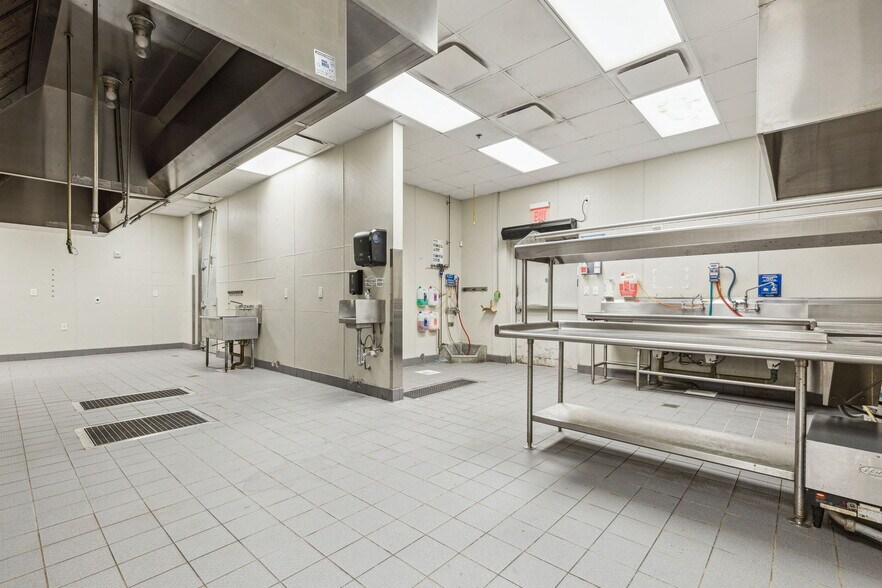 More Photos Of 340 Singleton Blvd, Dallas Restaurant For Lease