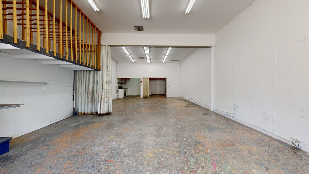 More Photos Of 13031 Montana Ave, Los Angeles Freestanding For Lease