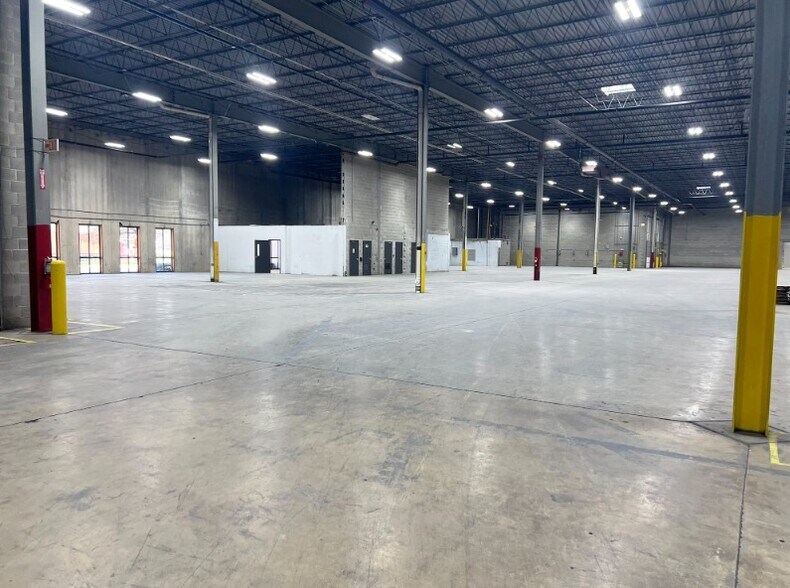 More Photos Of 1726-1850 Blackhawk Dr, West Chicago Distribution For Lease
