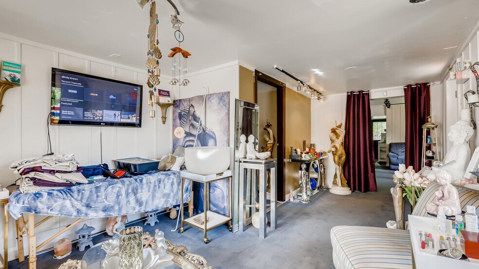 More Photos Of 231 N Milwaukee Ave, Wheeling Freestanding For Lease