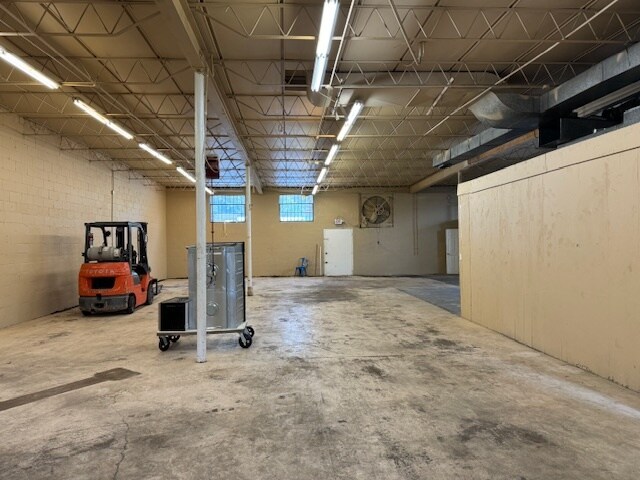 More Photos Of 333-337 Carswell Ave, Daytona Beach Warehouse For Lease