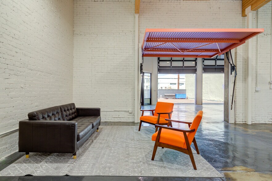 More Photos Of 2616 W Jefferson Blvd, Los Angeles Showroom For Sale