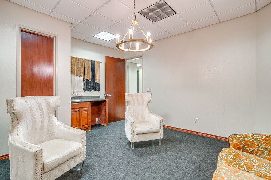 More Photos Of 914 N Sylvania Ave, Fort Worth Medical For Lease