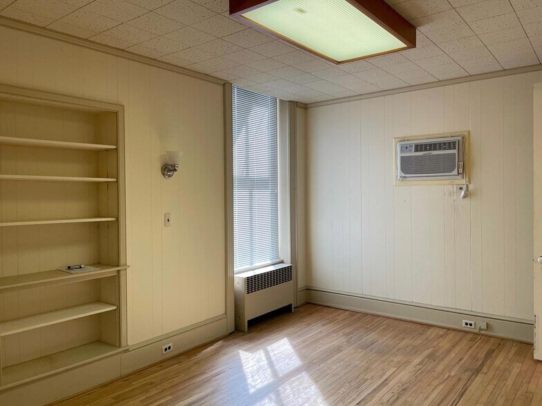 More Photos Of 135 S Duke St, York Office Residential For Lease