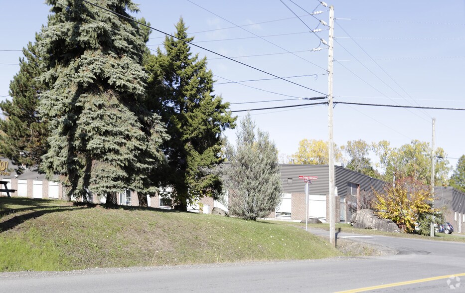 More Photos Of 40 Rue John-F.-Kennedy, Saint-Jérôme Warehouse For Sale