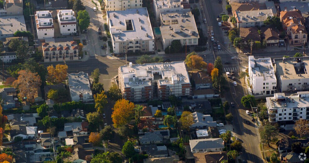 More Photos Of 10555 Bloomfield St, Toluca Lake Apartments For Sale