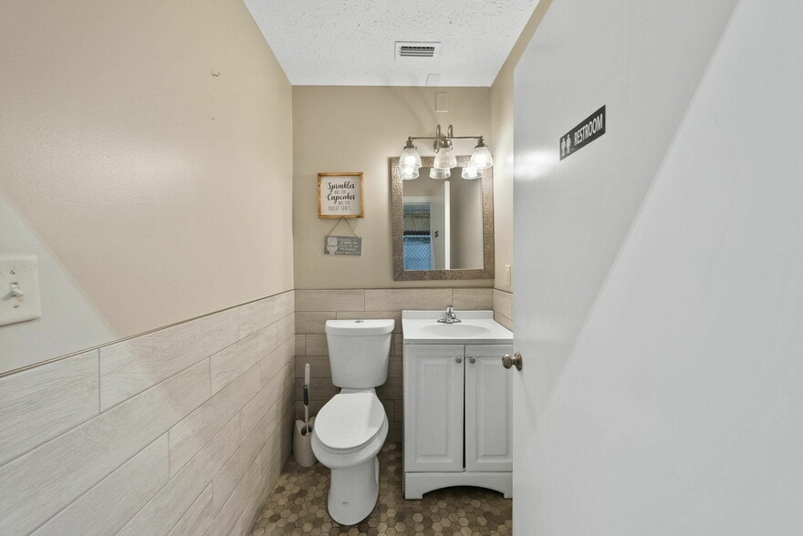 More Photos Of 1225 Transmitter Rd, Panama City Warehouse For Lease