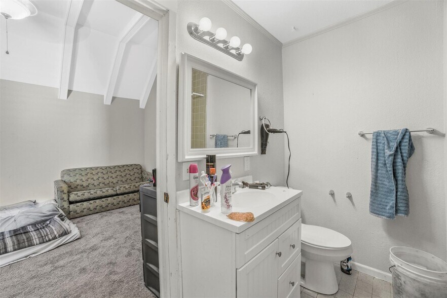 More Photos Of 923 Loop 332, Liberty Hill Storefront Retail Residential For Sale