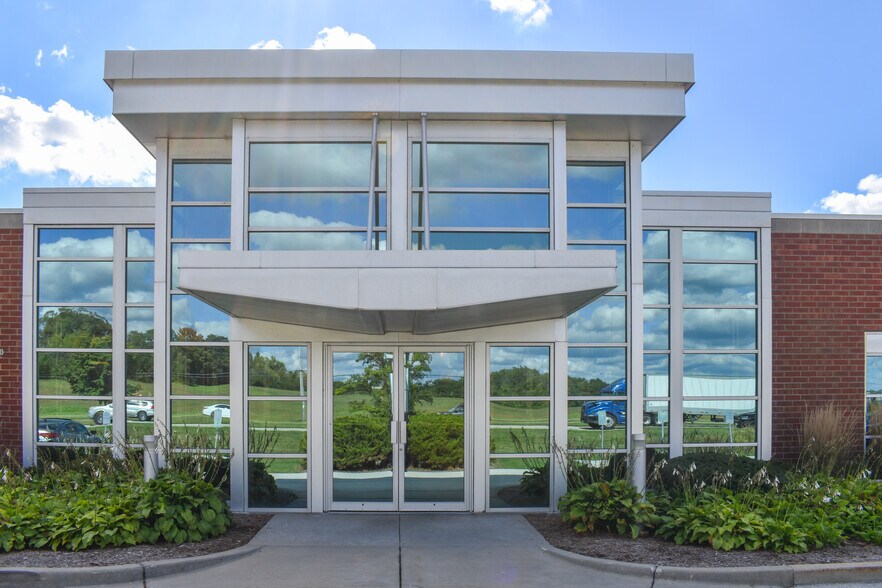 More Photos Of N88 W13901 Main St, Menomonee Falls Service For Lease