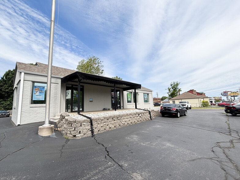 Primary Photo Of 715 S Glenstone Ave, Springfield Auto Dealership For Lease
