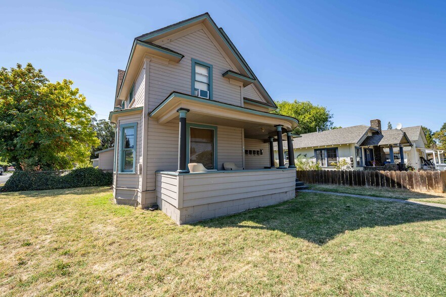 More Photos Of 303 SW I St, Grants Pass Apartments For Sale