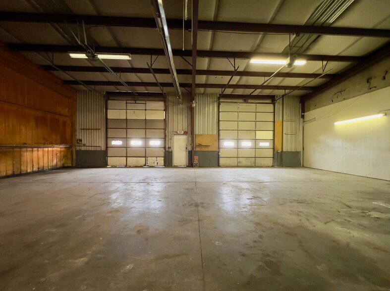 More Photos Of 1790 Jasper St, Aurora Light Manufacturing For Lease