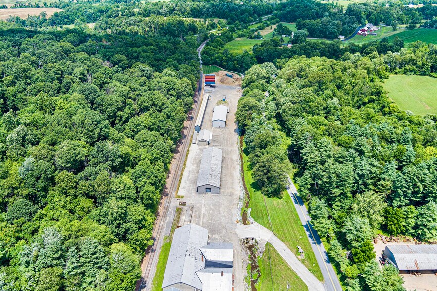 More Photos Of 8106 Intersection Rd, Glen Rock Warehouse For Lease