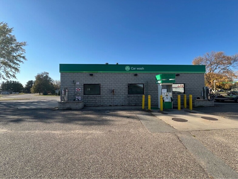 More Photos Of 101 W Hill St, Thorp Service Station For Sale