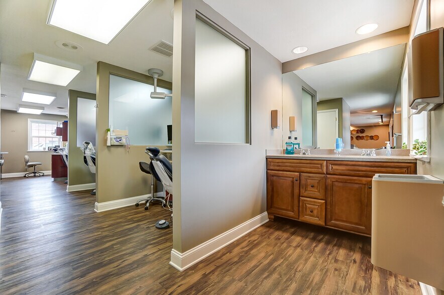 More Photos Of 1010-1090 N Market St, Troy Medical For Lease