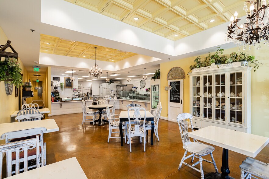 More Photos Of 670 S Green Valley Pky, Henderson Storefront Retail Office For Lease